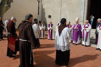 Presentaci de les despulles al cardenal arquebisbe de Barcelona Emm. i Rvdm. Llus Martnez Sistach i a la resta de capellans que oficiaran l'ofici solemne