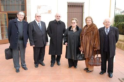 Familiars del cardenal i feligresos amb Gonzlez-Agpito, l'exrector de Llavaneres que va iniciar els trmits del trasllat de les despulles