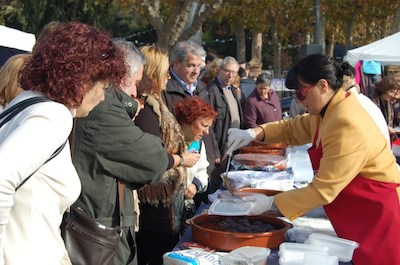 Degustaci dels productes tpics: poma farcida, bolets, coca de Llavaneres i vins i caves