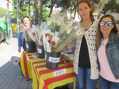 Paradetes de llibres i roses, al centre de la vila, dijous 23 d'abril de 2015