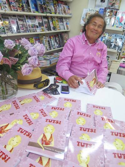 Francesc N. Margenat signant llibres a la llibreria Rosa Rad, dijous 23 d'abril de 2015