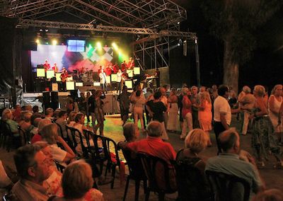 Dilluns 20 de juliol de 2015, Ball del gladiol amb l'Orquestra Maravella, al parc de Ca l'Alfaro