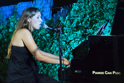 'Can Caralt, obert per vacances': Clara Requejo, piano i veu, aluman de l'Escola Municipal de Música. Divendres, 20 d'agost de 2021