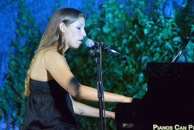 'Can Caralt, obert per vacances': Clara Requejo, piano i veu, aluman de l'Escola Municipal de Música. Divendres, 20 d'agost de 2021