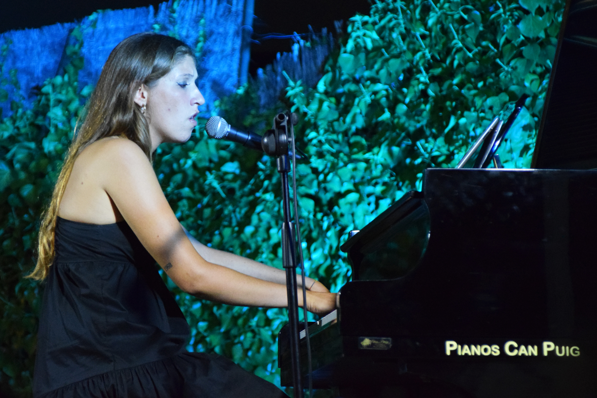 'Can Caralt, obert per vacances': Clara Requejo, piano i veu, aluman de l'Escola Municipal de Msica. Divendres, 20 d'agost de 2021