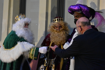L'alcalde de Llavaneres lliura les claus de la vila a Ses Majestats