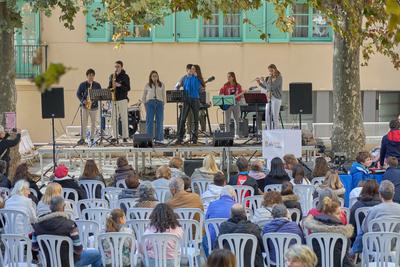 Felicitació als Andreus i les Andrees de Llavaneres, amb l'acompanyament de l'Escola de Música. Diada de Sant Andreu, 30 de novembre