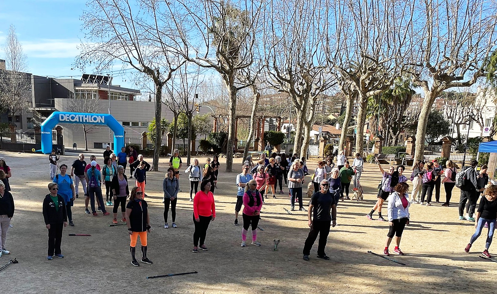 Marxa de la Dona 2023. Trobada i escalfament al parc de Ca l'Alfaro.