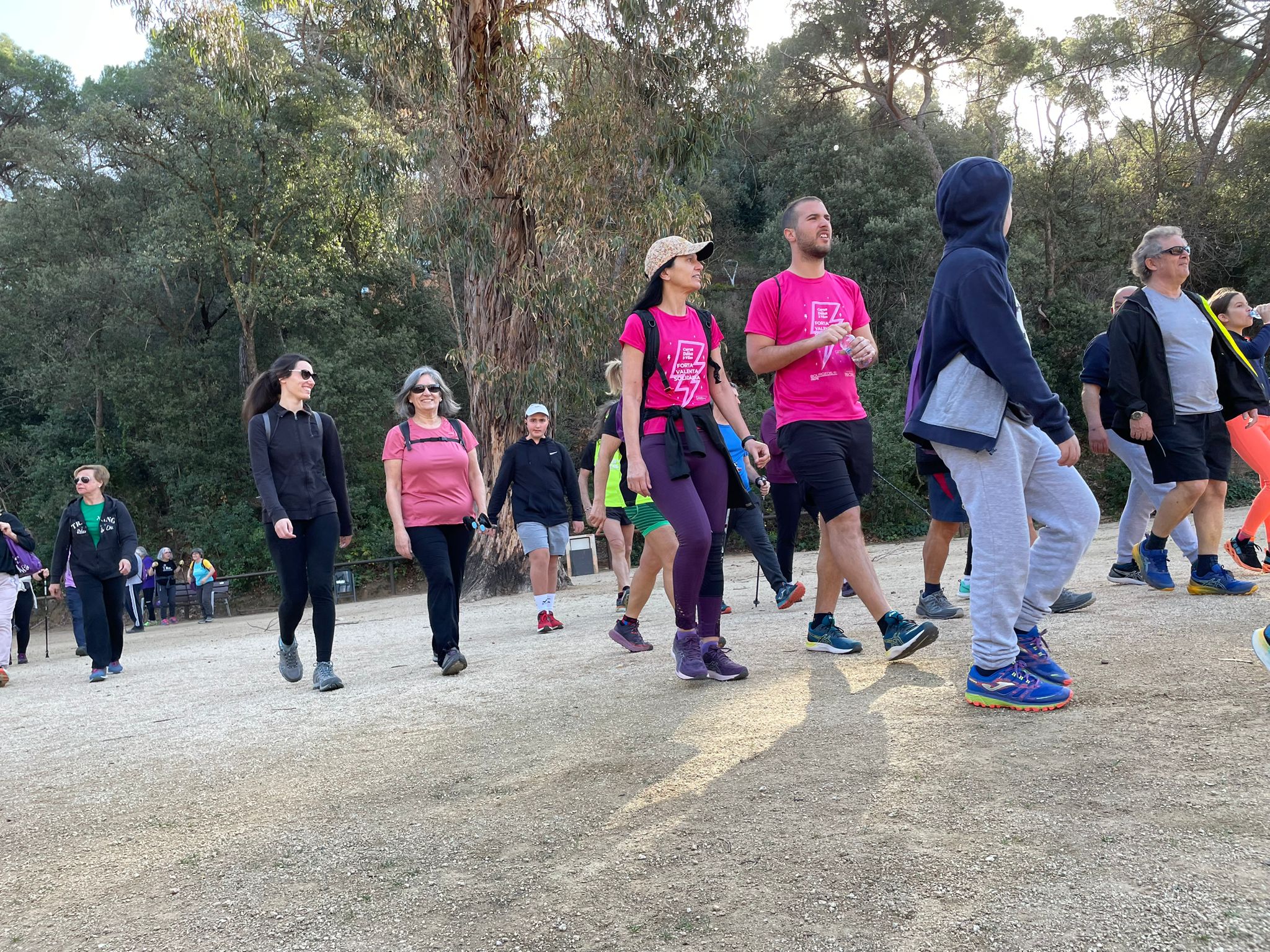 Marxa de la Dona 2023. Trobada i escalfament al parc de Ca l'Alfaro.