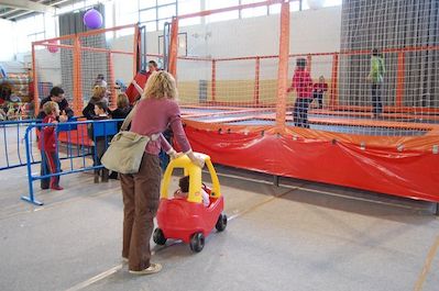 Els nens i nenes s'han pogut passejar pel recinte del parc amb aquests cotxets