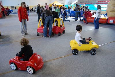 Els nens i nenes s'han pogut passejar pel recinte del parc amb aquests cotxets