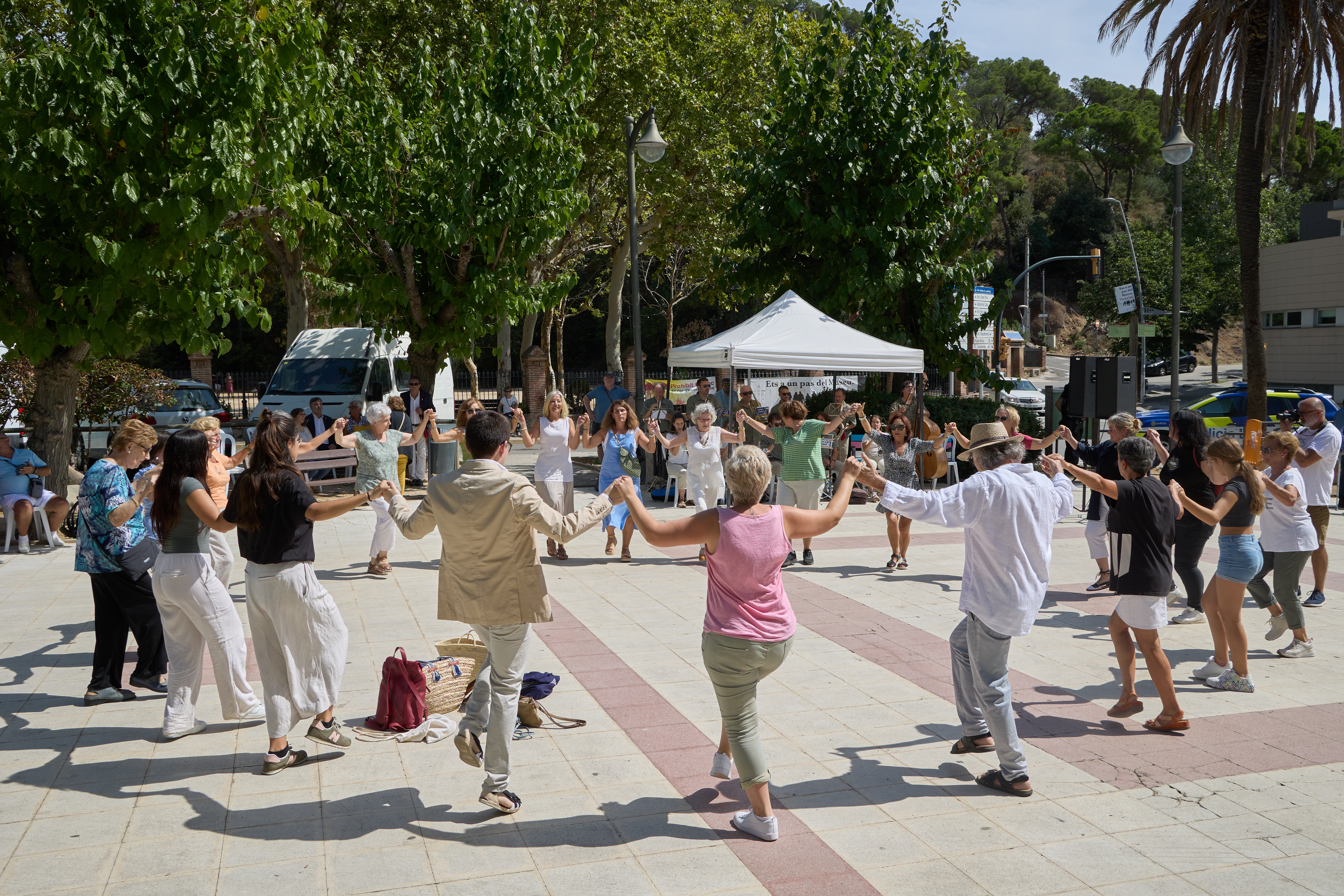 Diada Nacional de Catalunya a Llavaneres: sardanes i ofrena floral