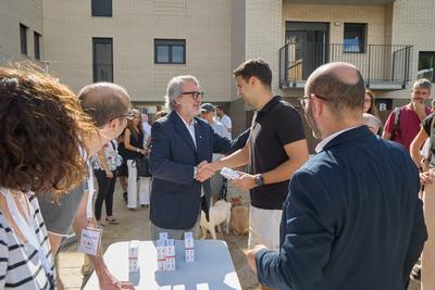 Acte de lliurament de claus a les famlies adjudicatries dels pisos d'Els Ametllers