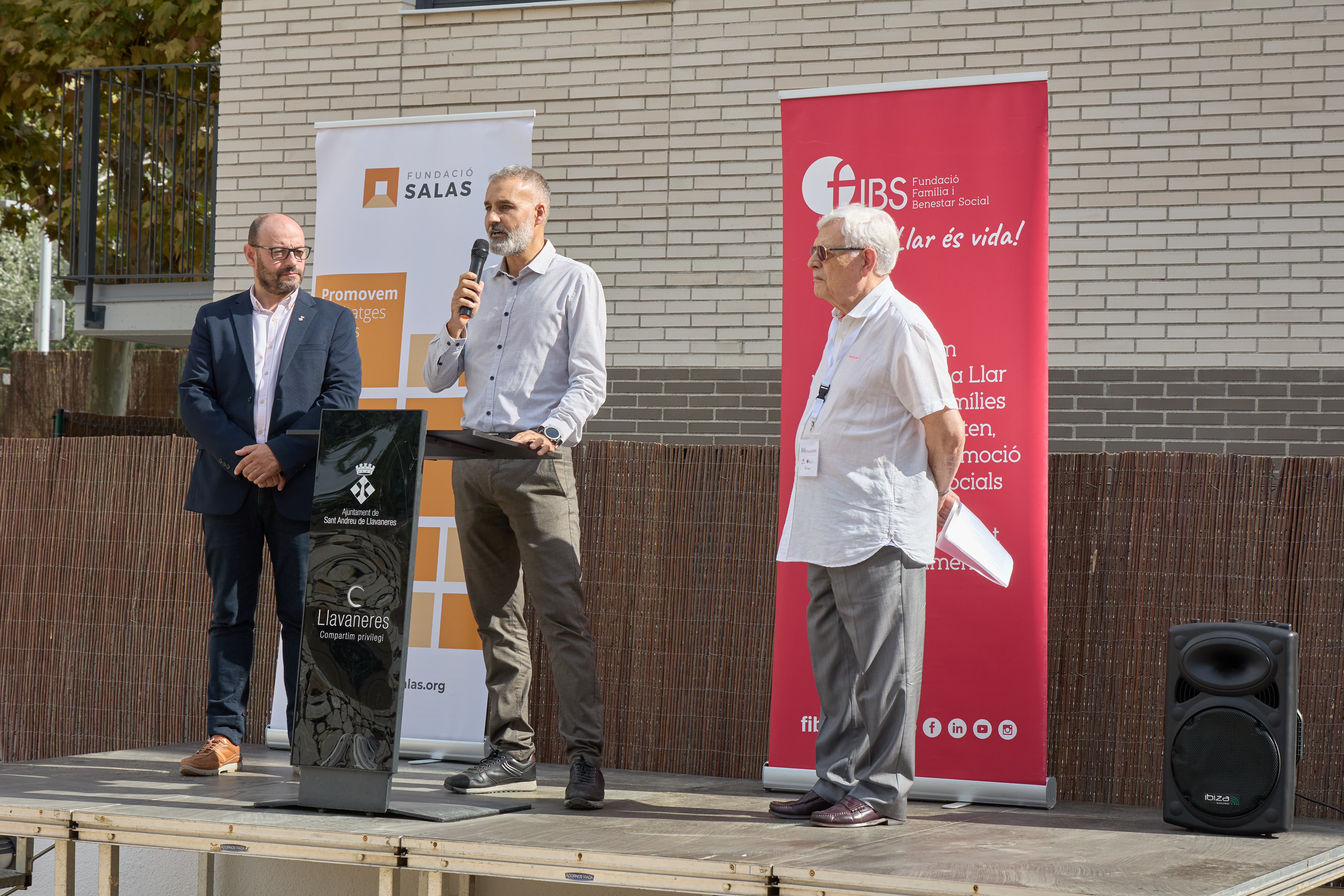 Acte de lliurament de claus a les famlies adjudicatries dels pisos d'Els Ametllers
