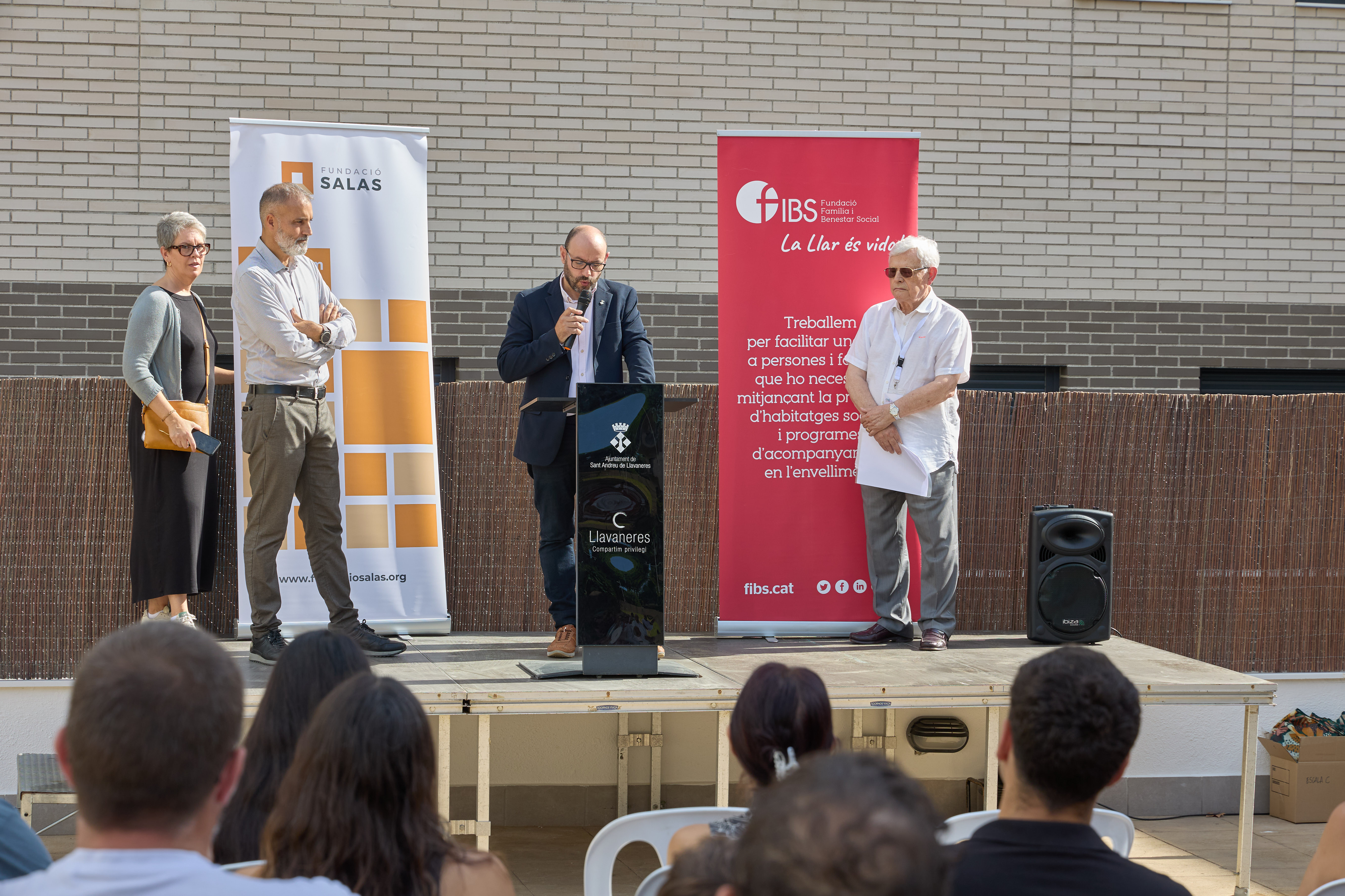 Acte de lliurament de claus a les famlies adjudicatries dels pisos d'Els Ametllers
