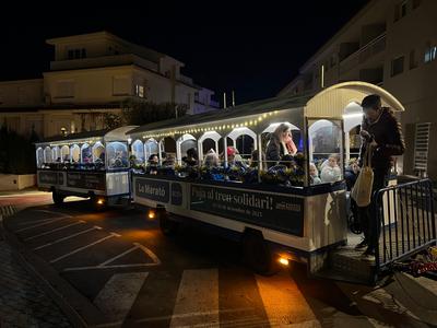 Tren solidari que connectava el Mercat de Nadal amb les activitats de La Marat� 3cat al pavell� antic.
