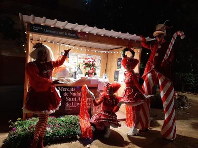 La Rua amb 'Candy Xmas Show' al seu pas per la caseta de La Marat� de 3Cat.
