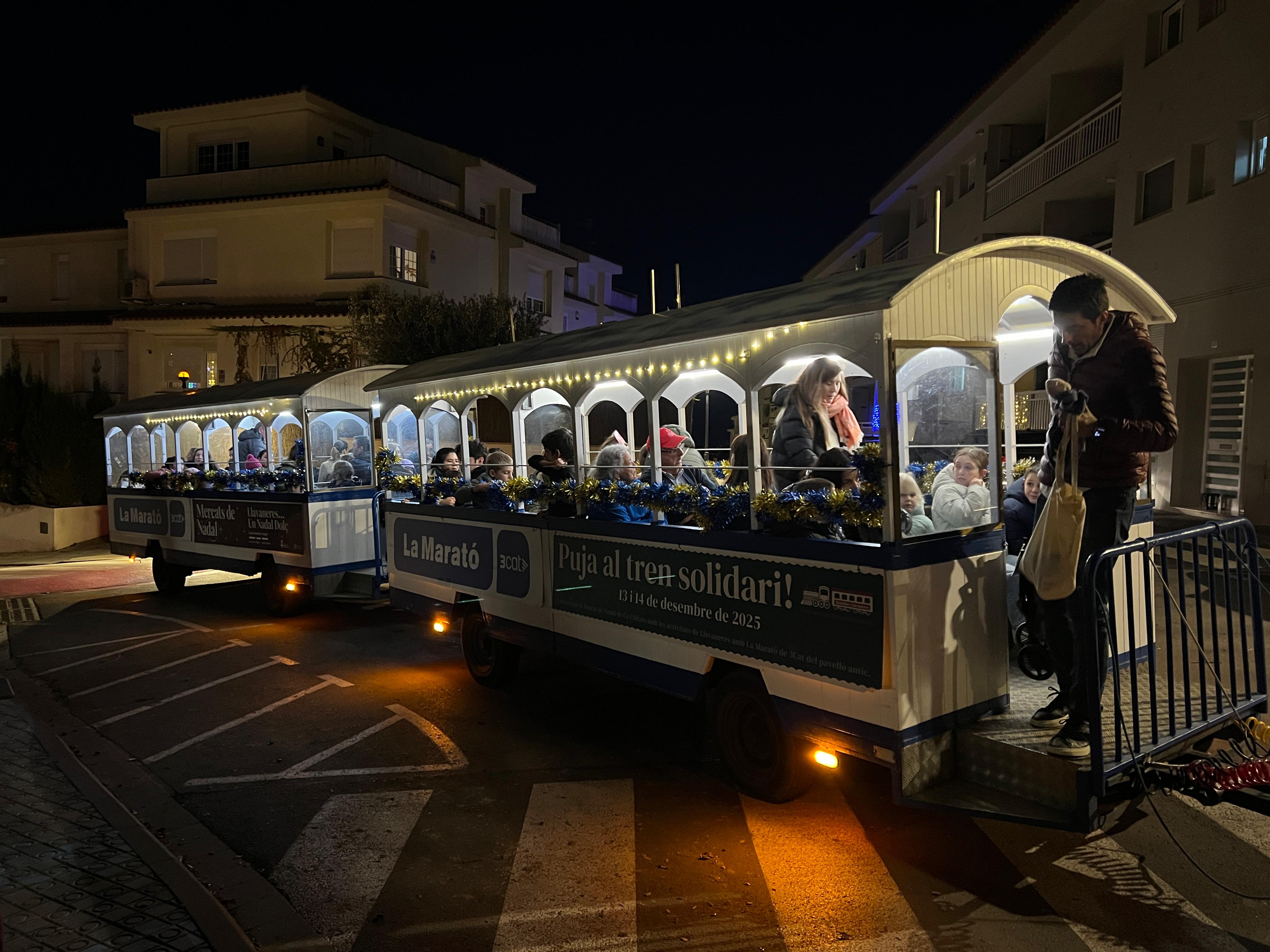 Tren solidari que connectava el Mercat de Nadal amb les activitats de La Marat� 3cat al pavell� antic.