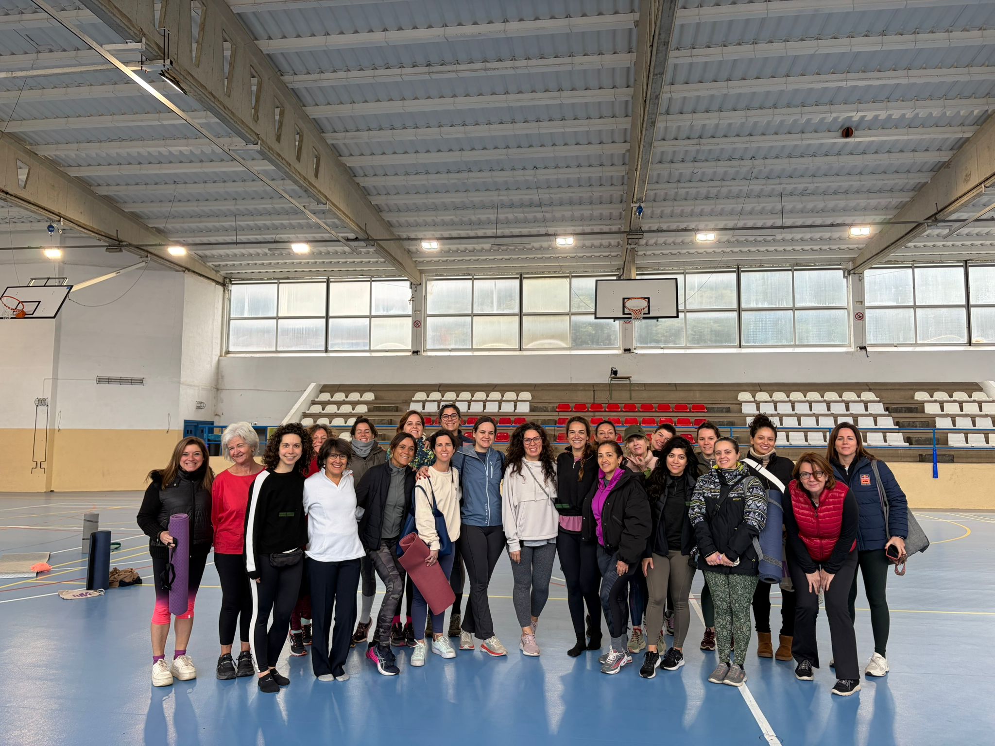 8 de mar�: classe de ioga de la jornada 'Som Dona' al pavell� antic.