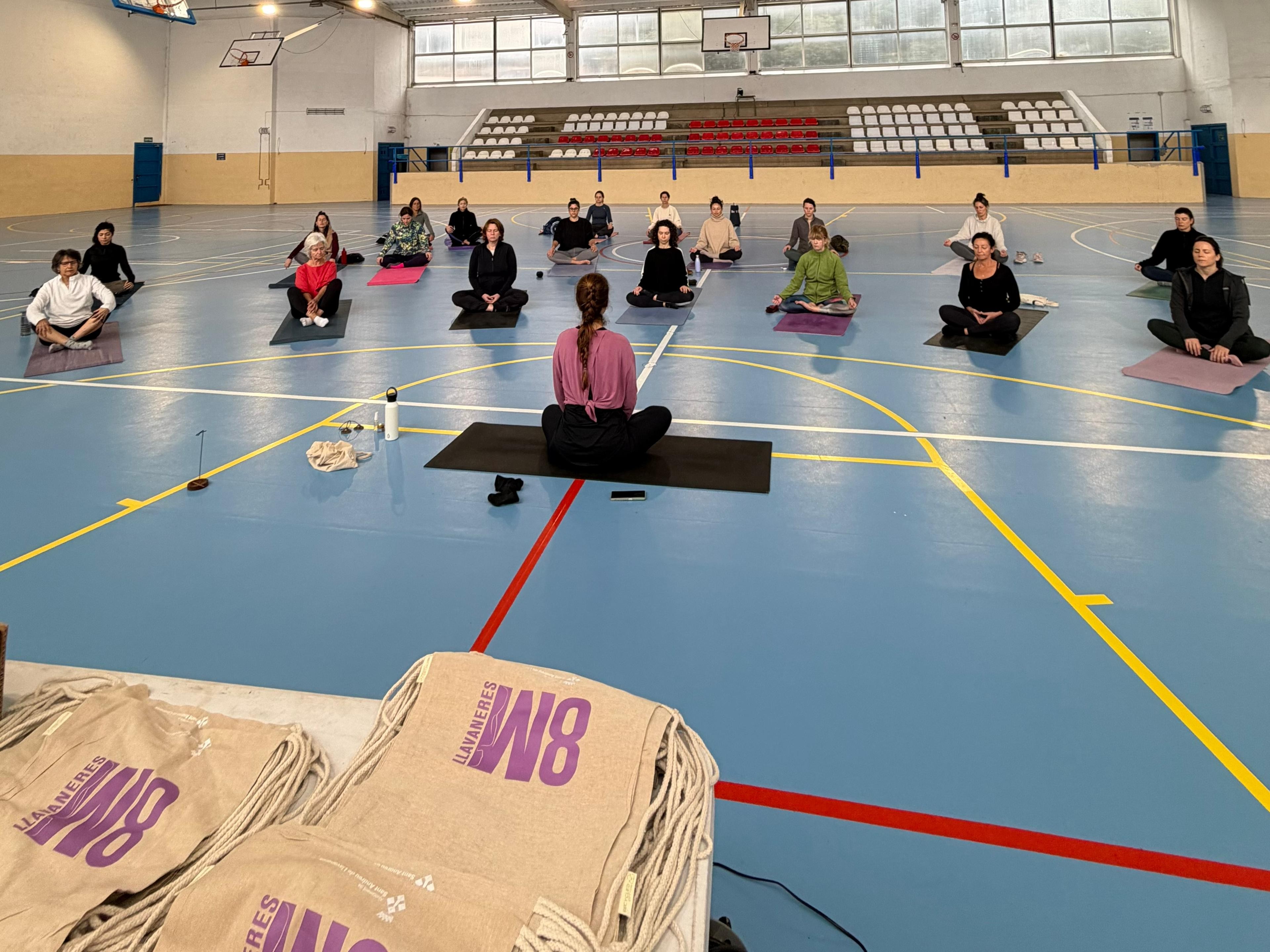 8 de mar�: classe de ioga de la jornada 'Som Dona' al pavell� antic.