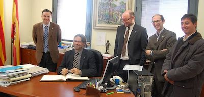 El president del Parlament Esnest Benach signa el llibre d'honor de l'Ajuntament