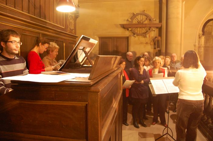 Actuaci de la coral Sant Andreu, durant la missa