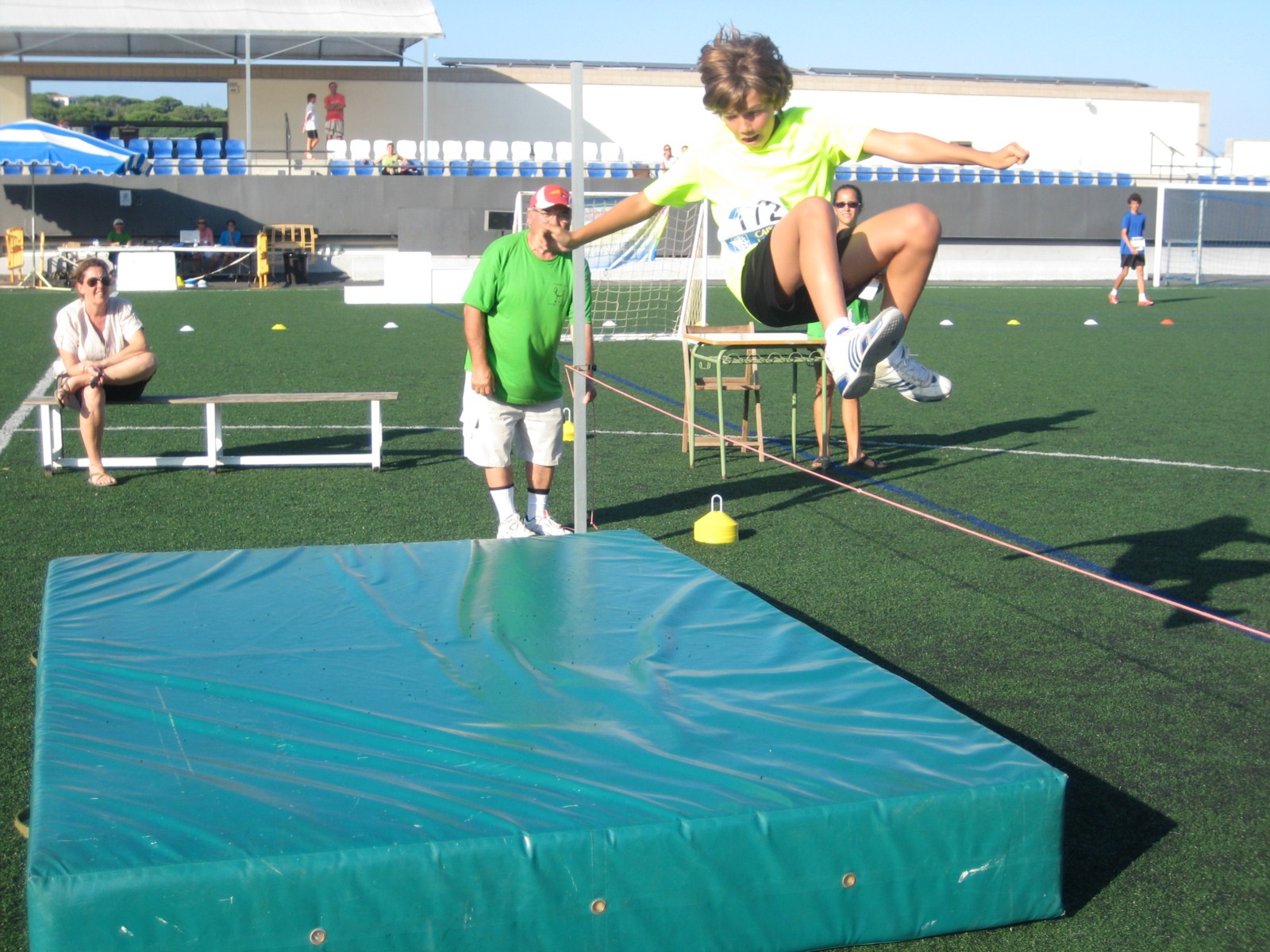 Cursa d'atletisme, dissabte 7, al mat, al camp de futbol municipal