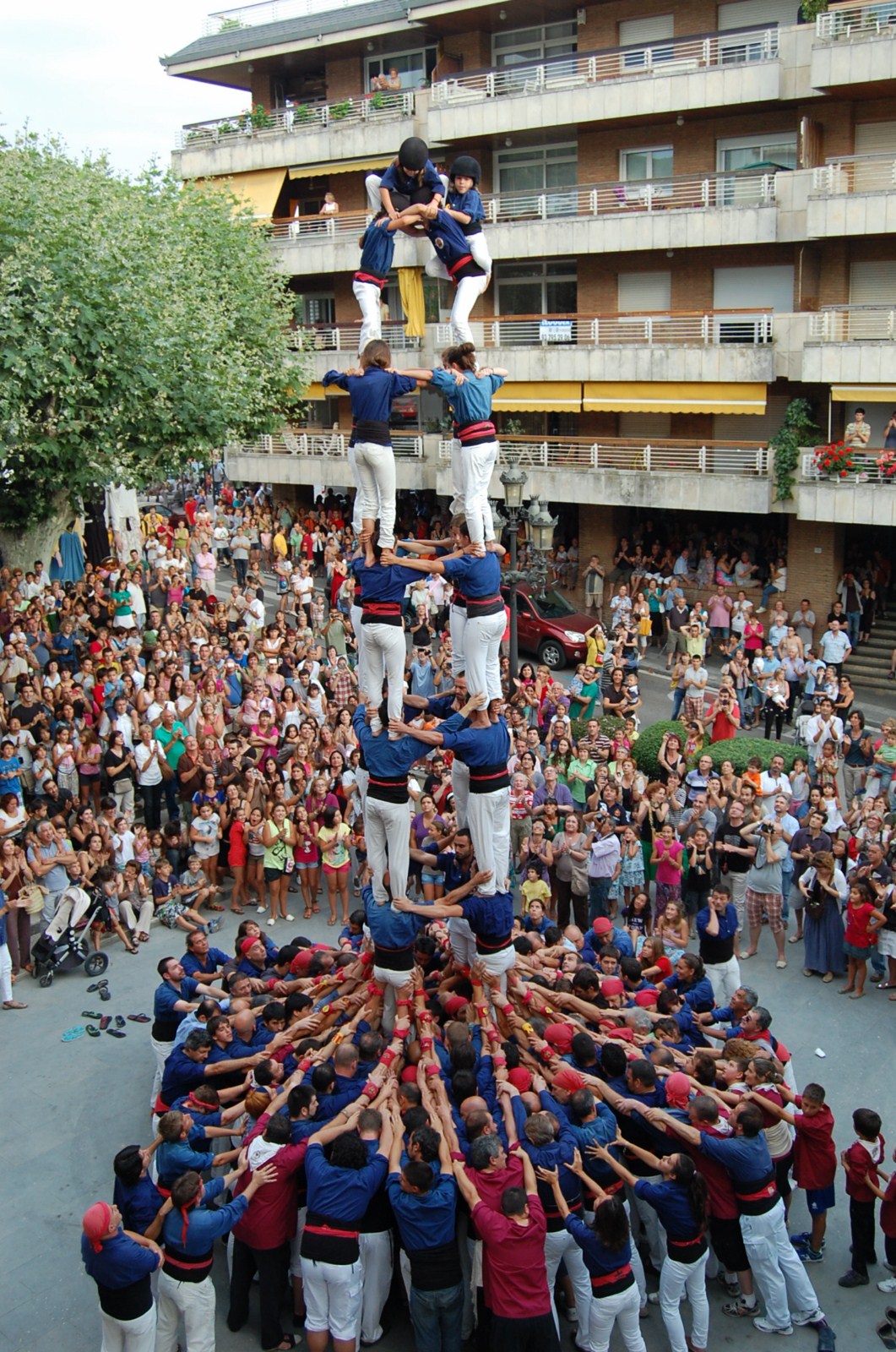 Actuació castellera a càrrec dels Capgrossos de Mataró, dissabte 14, a la plaça de la Vila