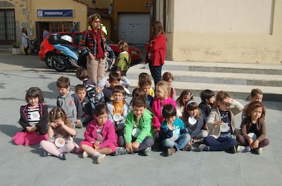 Intercanvi escola-municipi, a la pla�a de la Vila, divendres 19 d'abril