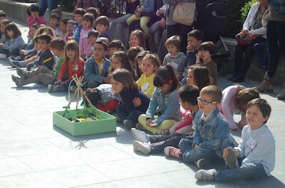 Intercanvi escola-municipi, a la pla�a de la Vila, divendres 19 d'abril