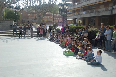 Intercanvi escola-municipi, a la pla�a de la Vila, divendres 19 d'abril