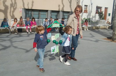 Intercanvi escola-municipi, a la pla�a de la Vila, divendres 19 d'abril