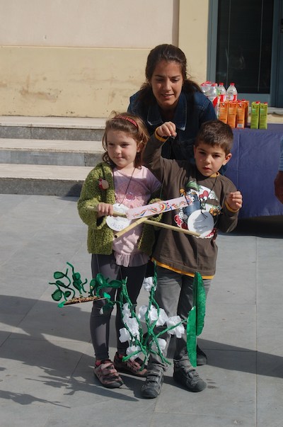 Intercanvi escola-municipi, a la pla�a de la Vila, divendres 19 d'abril