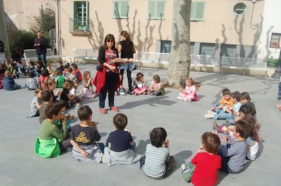 Intercanvi escola-municipi, a la pla�a de la Vila, divendres 19 d'abril