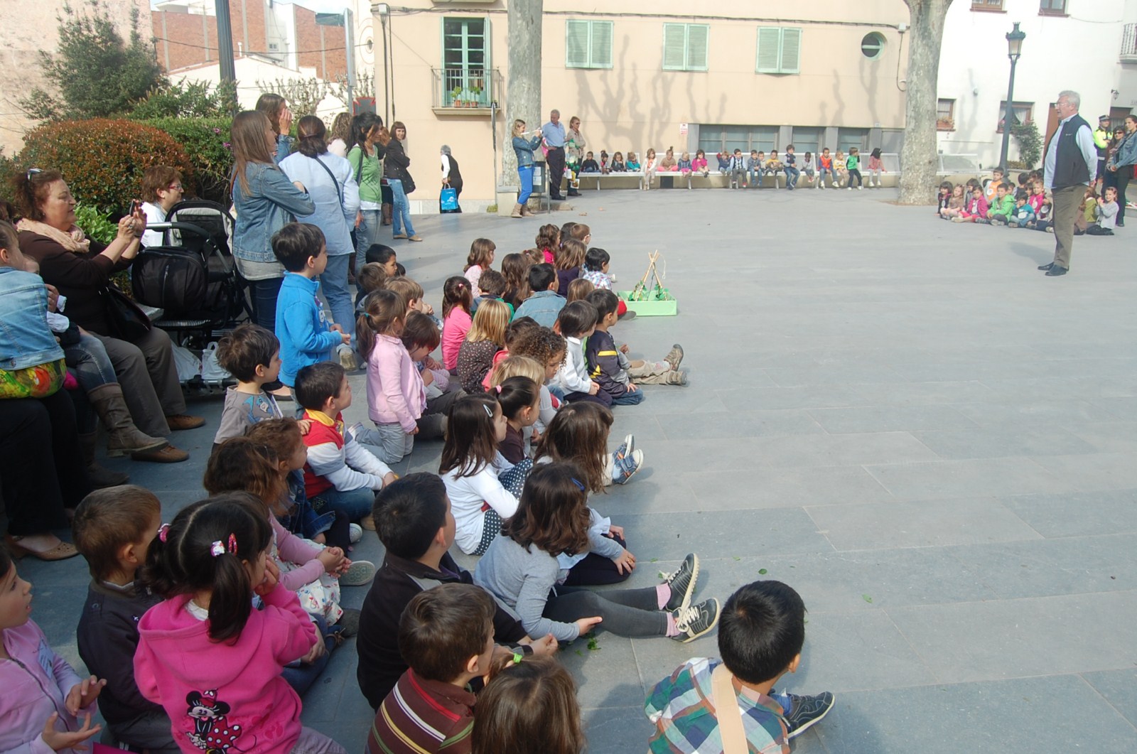 Intercanvi escola-municipi, a la pla�a de la Vila, divendres 19 d'abril