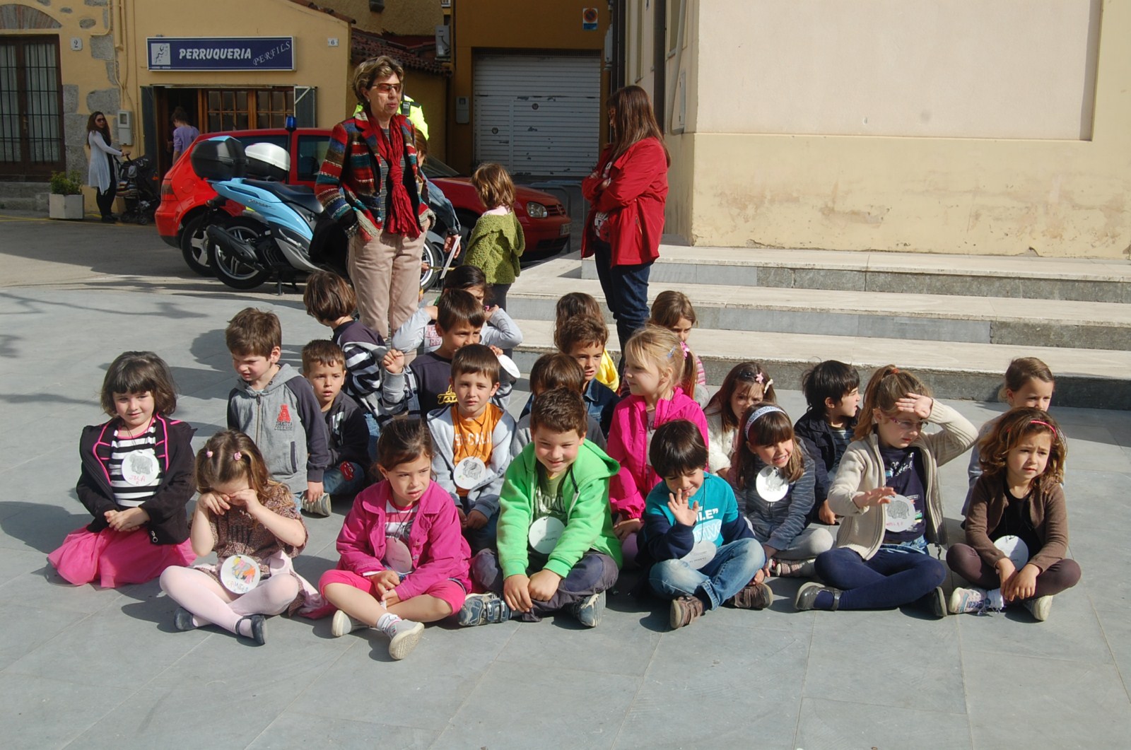 Intercanvi escola-municipi, a la pla�a de la Vila, divendres 19 d'abril