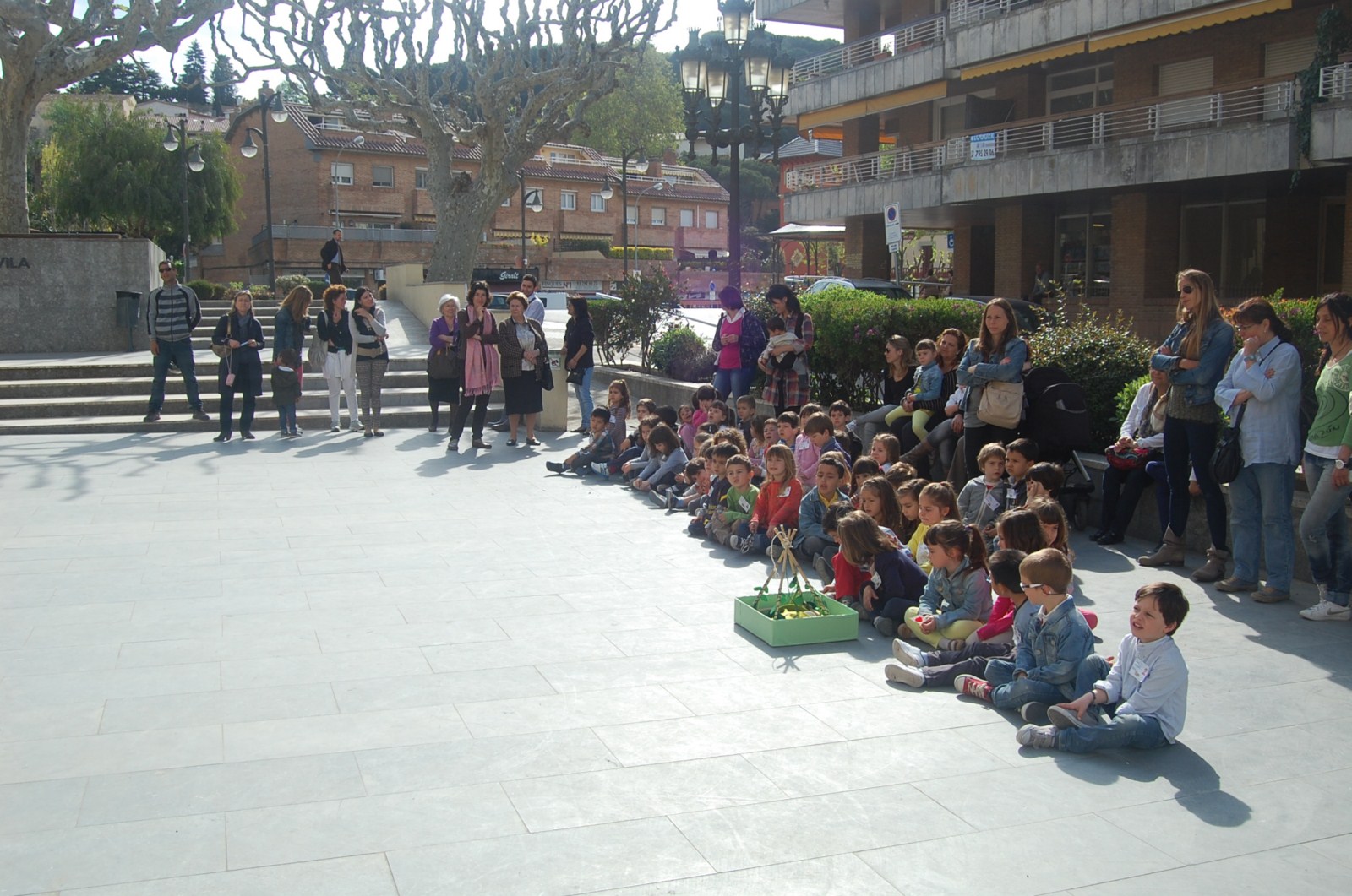 Intercanvi escola-municipi, a la pla�a de la Vila, divendres 19 d'abril