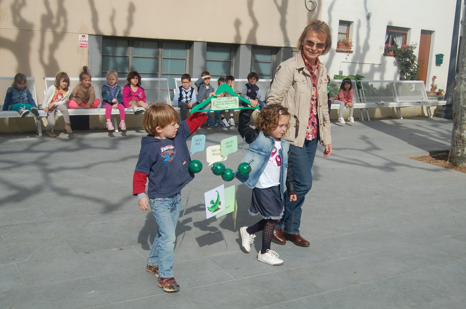 Intercanvi escola-municipi, a la pla�a de la Vila, divendres 19 d'abril