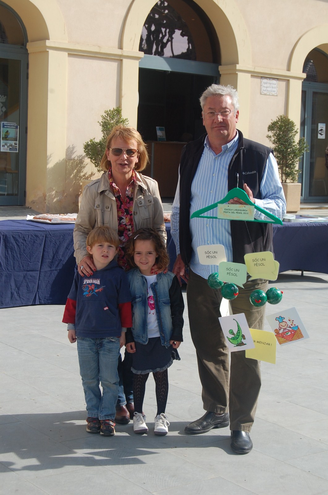 Intercanvi escola-municipi, a la pla�a de la Vila, divendres 19 d'abril