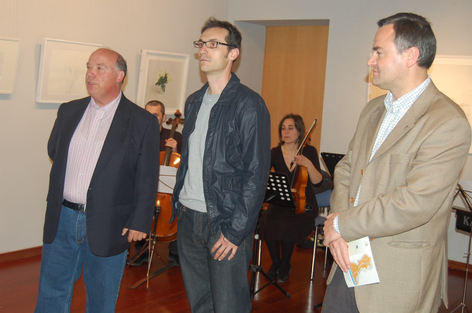 Romero Gil amb l'alcalde de Llavaneres i el director del Museu-Arxiu