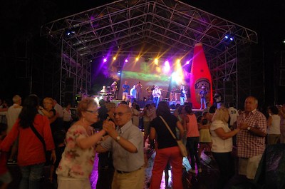 Ball amb La Salseta del Poble Sec, dissabte 20 de juliol, al parc de Ca l'Alfaro
