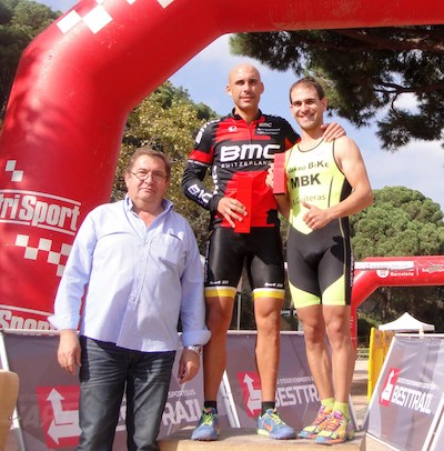 El regidor d'Esports, amb els guanyadors locals