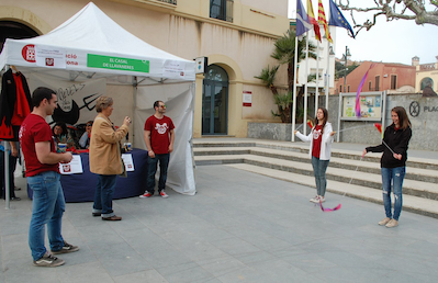 Els Batubanyuts, venent roses a la plaa de la Vila, dissabte 18 i diumenge 19 d'abril