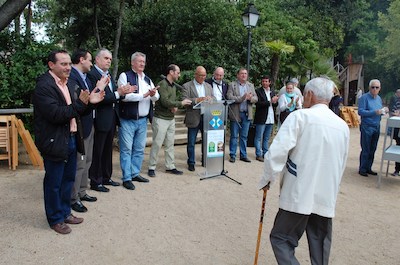 Lliurament del psol d'or a Horta Graupera de mans de l'alcalde, diumenge 19 d'abril