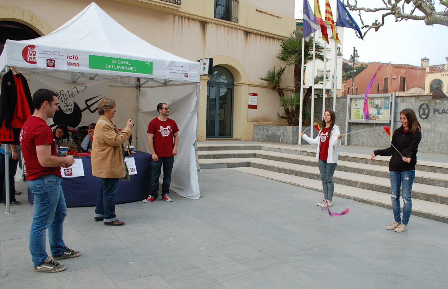 Els Batubanyuts, venent roses a la plaa de la Vila, dissabte 18 i diumenge 19 d'abril