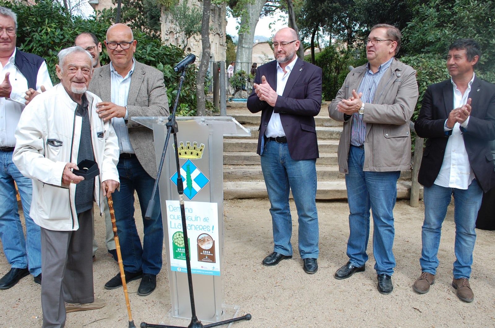 Lliurament del psol d'or a Horta Graupera de mans de l'alcalde, diumenge 19 d'abril