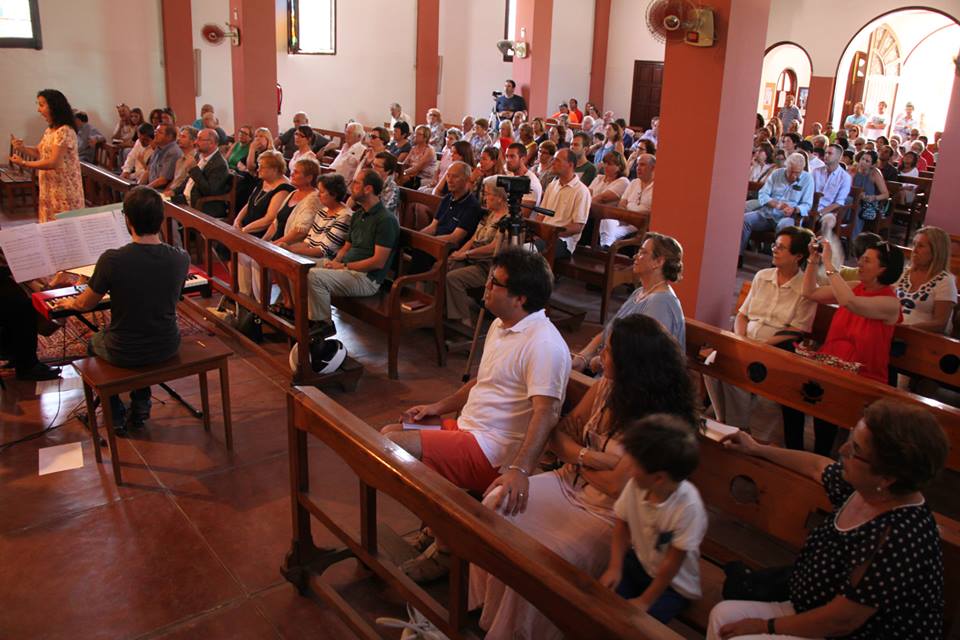 Actuaci de la Coral Minerva a l'interior de l'esglsia de Sant Pere