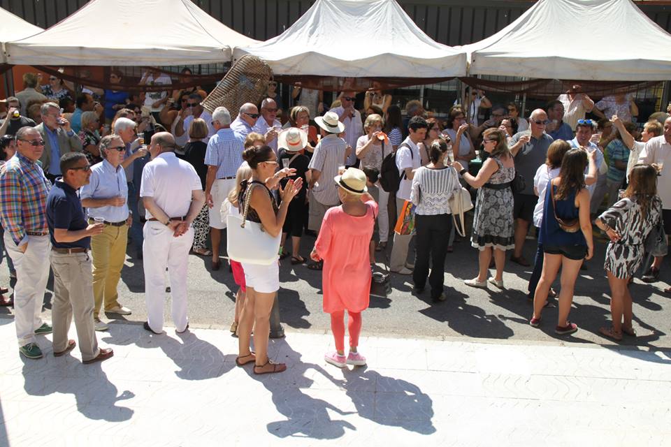 Aperitiu popular ofert pels ve�ns