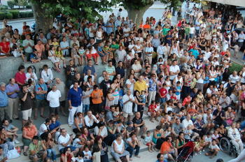 Gent a la plaça de la Vila durant l'actuació dels castellers de Mataró