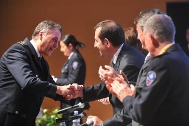 Llu&iacute;s Silva recollint la medalla al m&egrave;rit. Foto: Romuald Gallofr&eacute;/Aj de Matar&oacute;